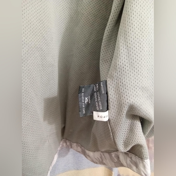 New Balance Women's windbreaker, Springtime Essential. Womens: X-Large - Picture 3 of 4